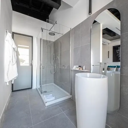 לינה וארוחת בוקר Little Queen Rooms *