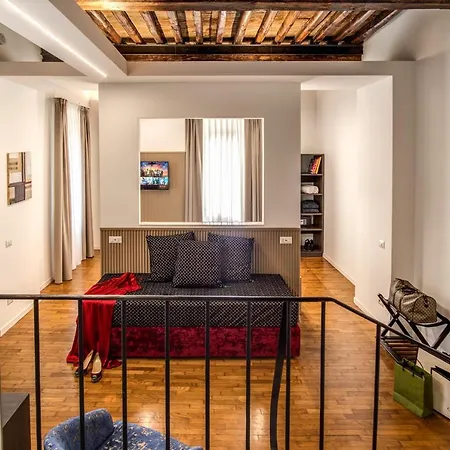 לינה וארוחת בוקר Little Queen Rooms רומא
