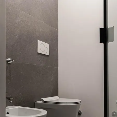 Little Queen Rooms